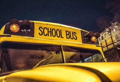 ¿Puede la policía en la escuela ayudarnos a educar?