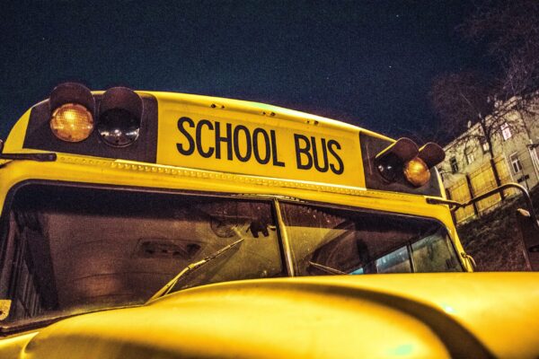 ¿Puede la policía en la escuela ayudarnos a educar?